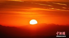 青海湖北岸同宝山：日出“橘海” 朝霞满天